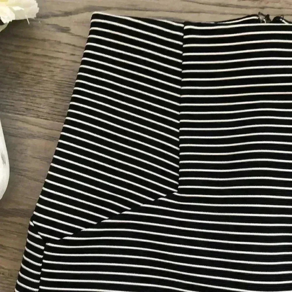 🌸4/$30🌸topshop | Black and white striped mini skirt - Picture 3 of 6